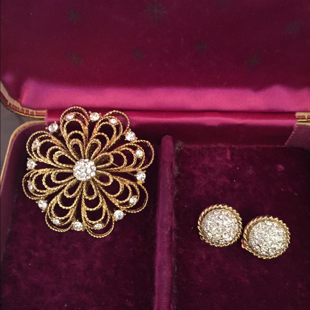 Vintage Gold tone Brooch w/matching Clip earrings.