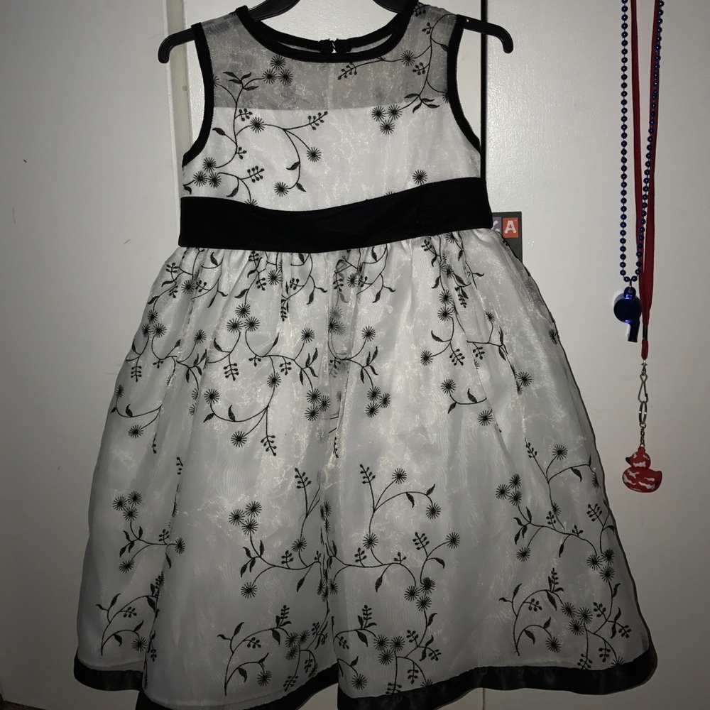 Girls Munega Dress. Size 5.