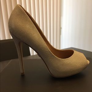 Badgley Mischka peep toe in gold/cream, size 7.