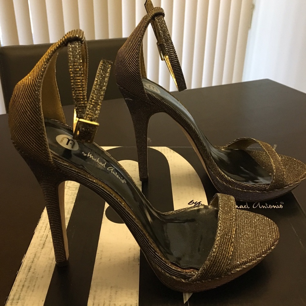 Michael Antonio silver gold fabric heels in size 7