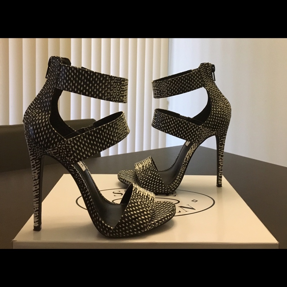 Steve Madden black & white heels in size 7.