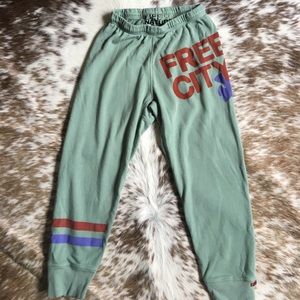 Cozy cozy Free City Sweats
