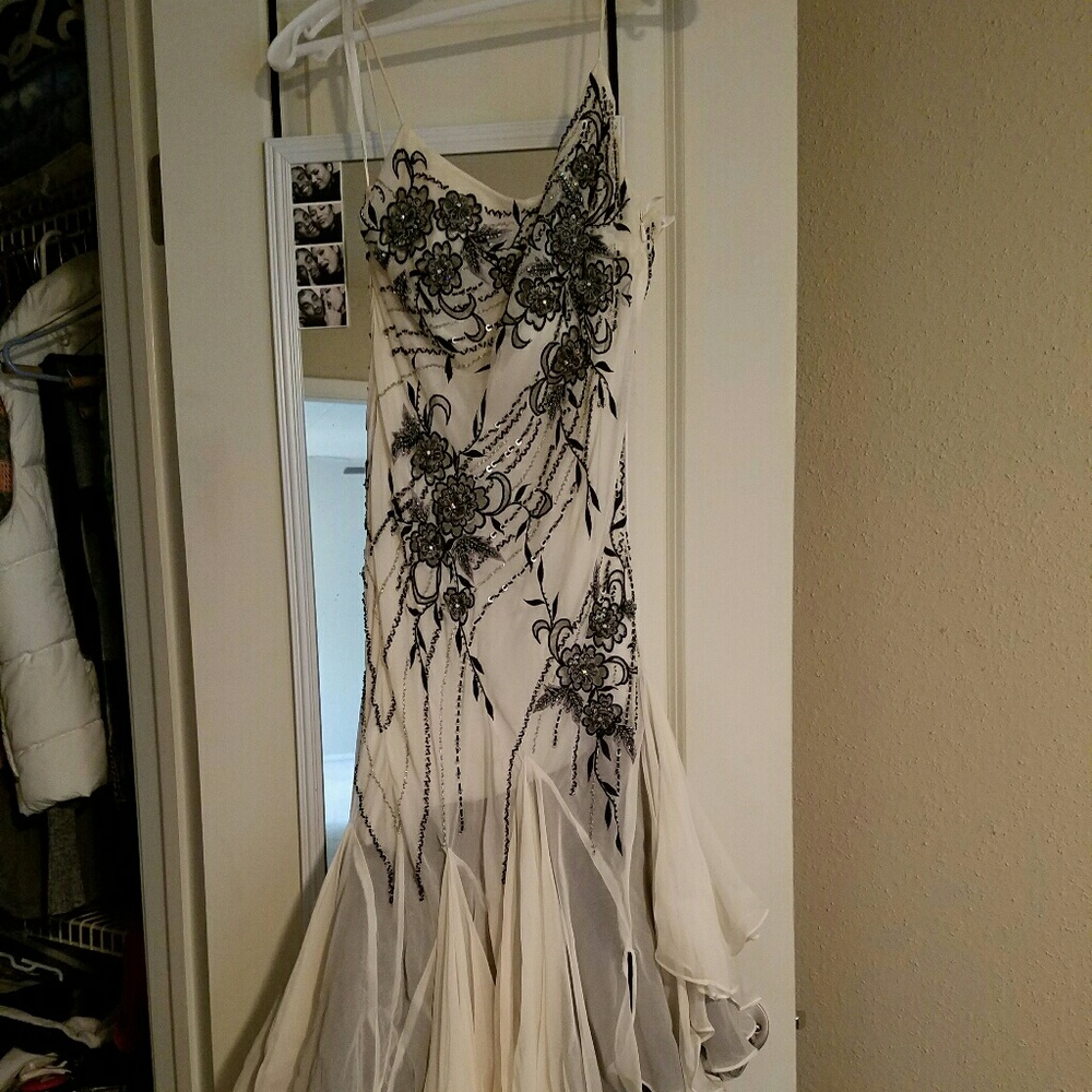 Beige/white and black cocktail dress
