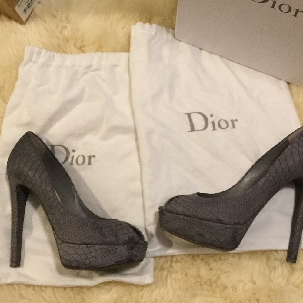 Peep toe platform pump
