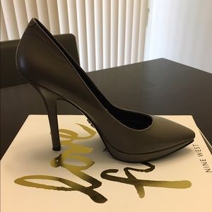 Nine West gray "slate" pumps in size 7.