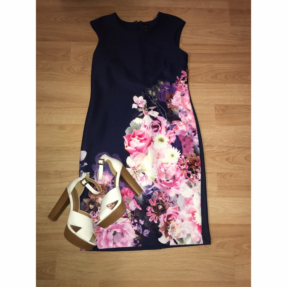 Beautiful floral dress size large.