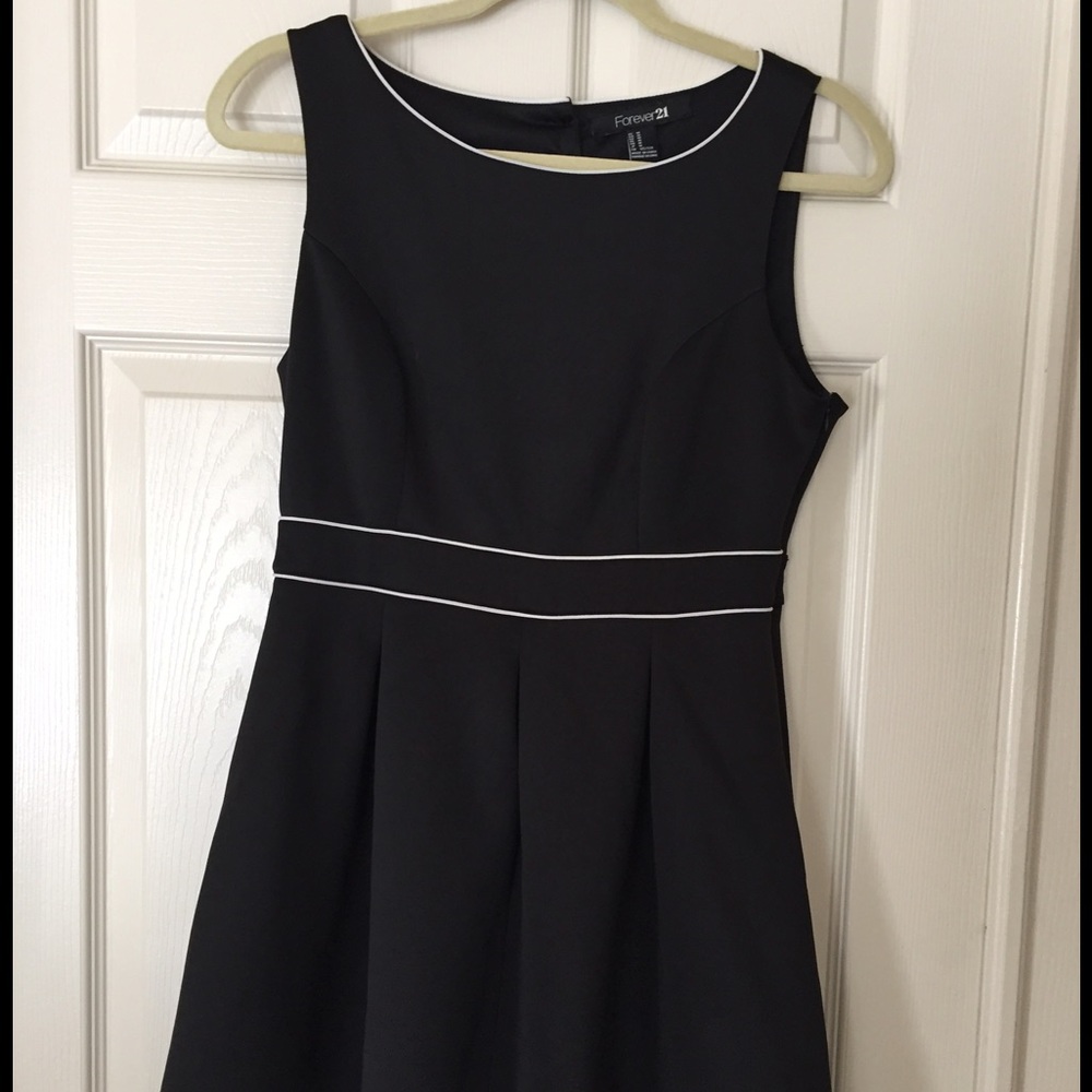 Brand new Forever 21 flowy dress, open back, sz M.