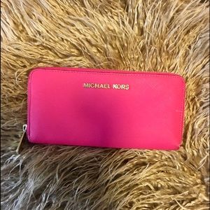 MK MICHAEL KORS Jet Set Zip Around Wallet!
