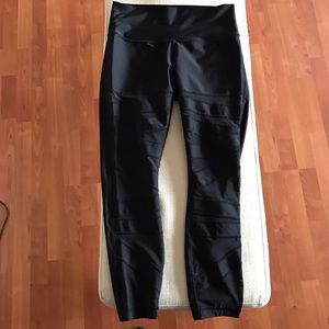 Black Lululemon Cross-Mesh Crop, Sz. 10