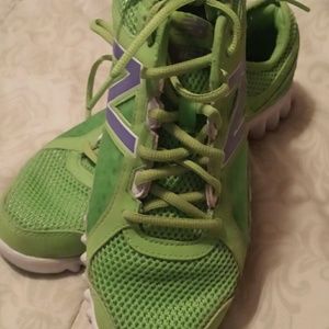 Cross trainer running shoes