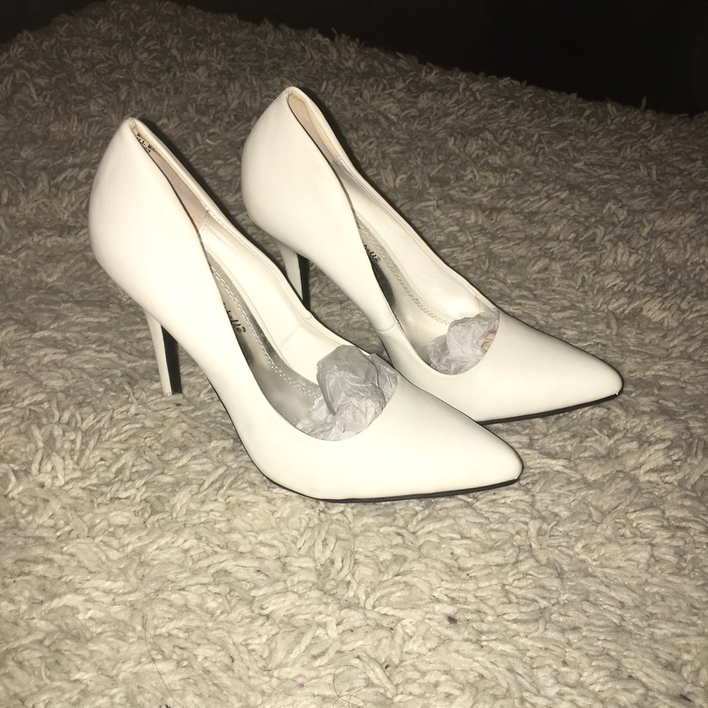 White pumps size 6