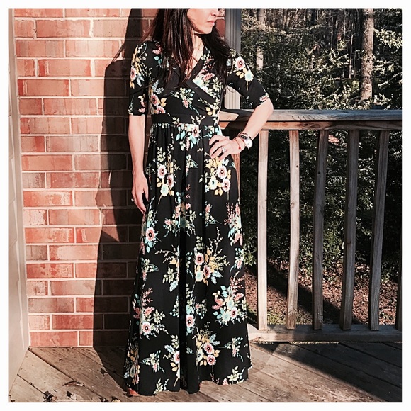 ✨LAST ONE ✨Gorgeous Wrap black floral front dress - Picture 2 of 6