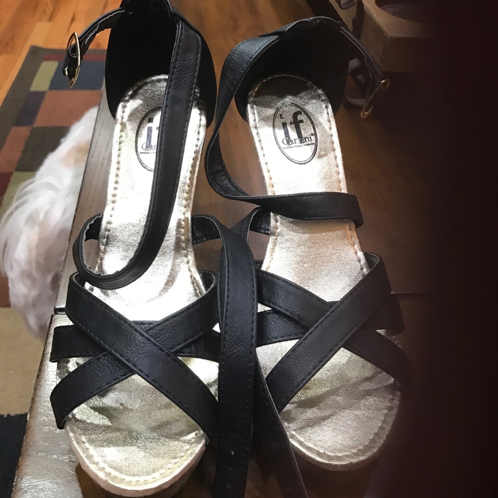 Black wedges