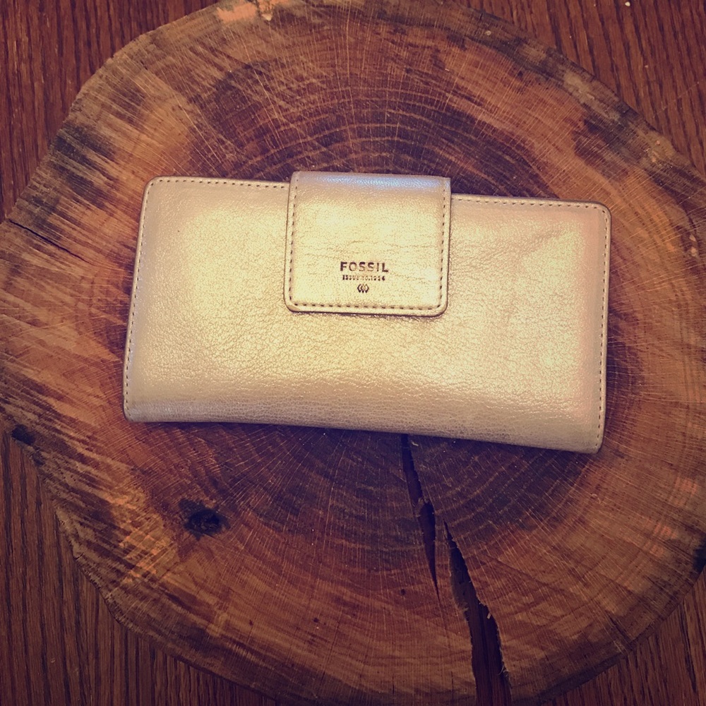 🌹 NWOT Rose Gold Fossil wallet. 🌹