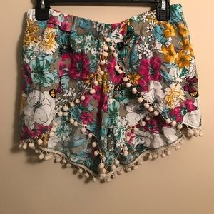 Beautiful, colored pattern shorts !