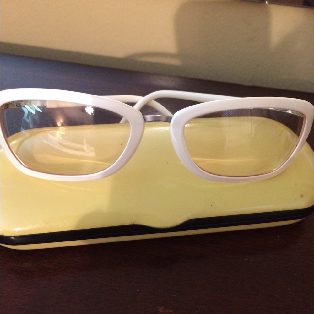 White rim glasses