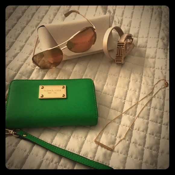 Michael Kors Handbags - Michael Kors leather wristlet green