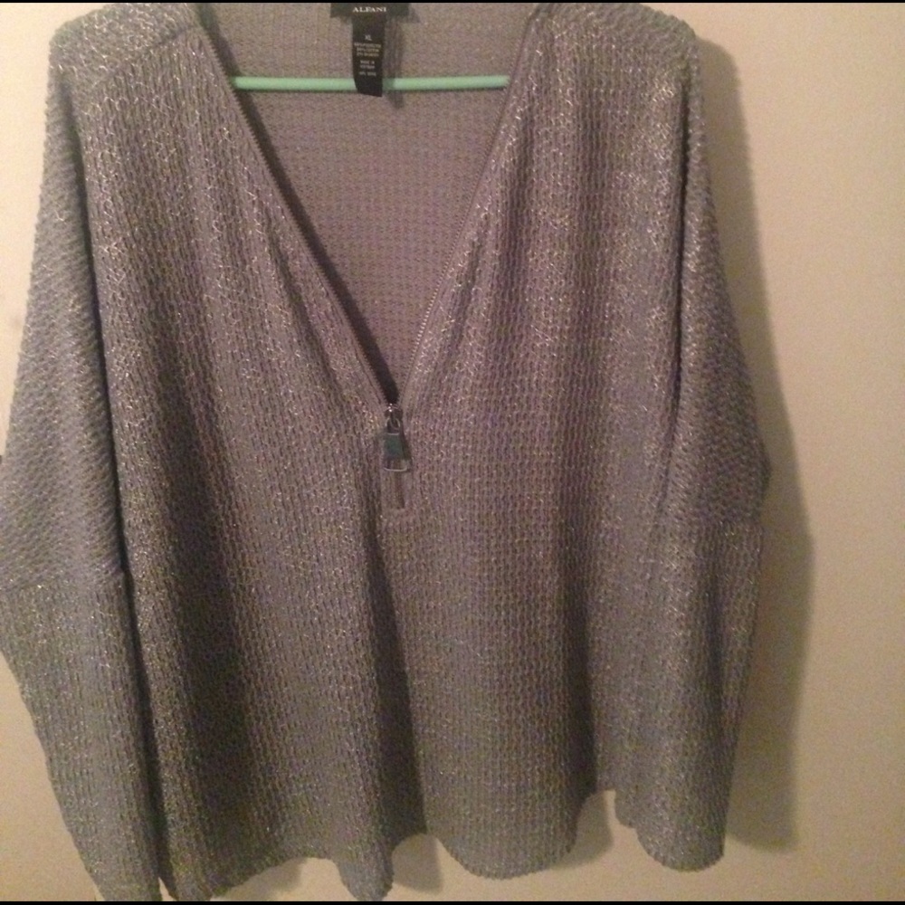 Very cute NWOT Alfani sweater !!