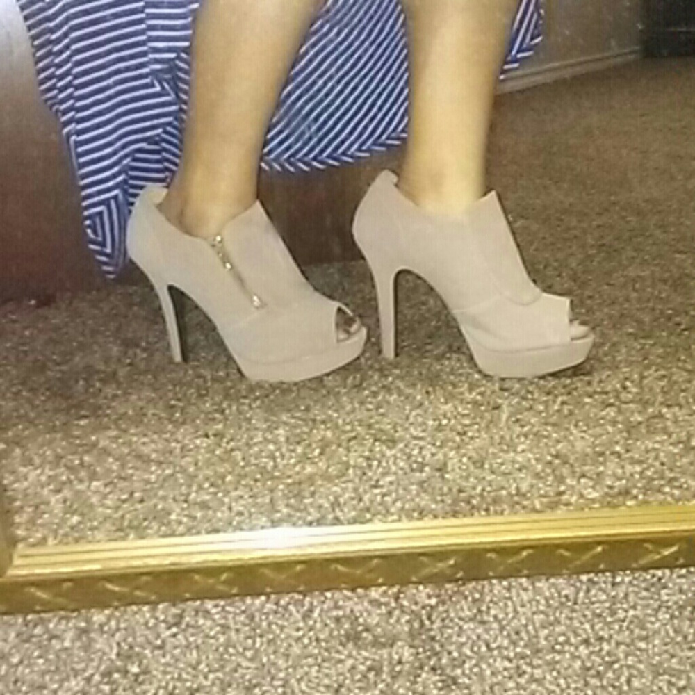 Amazing Sude Tan heels !