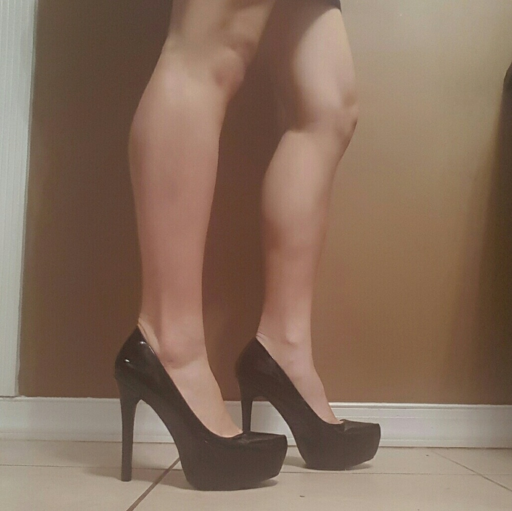 Like New Black Platforms w/ 6 inch heel
