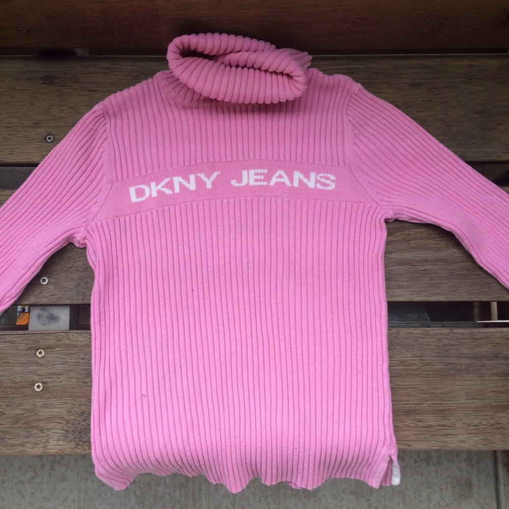 Vintage DKNY pink turtleneck 💕