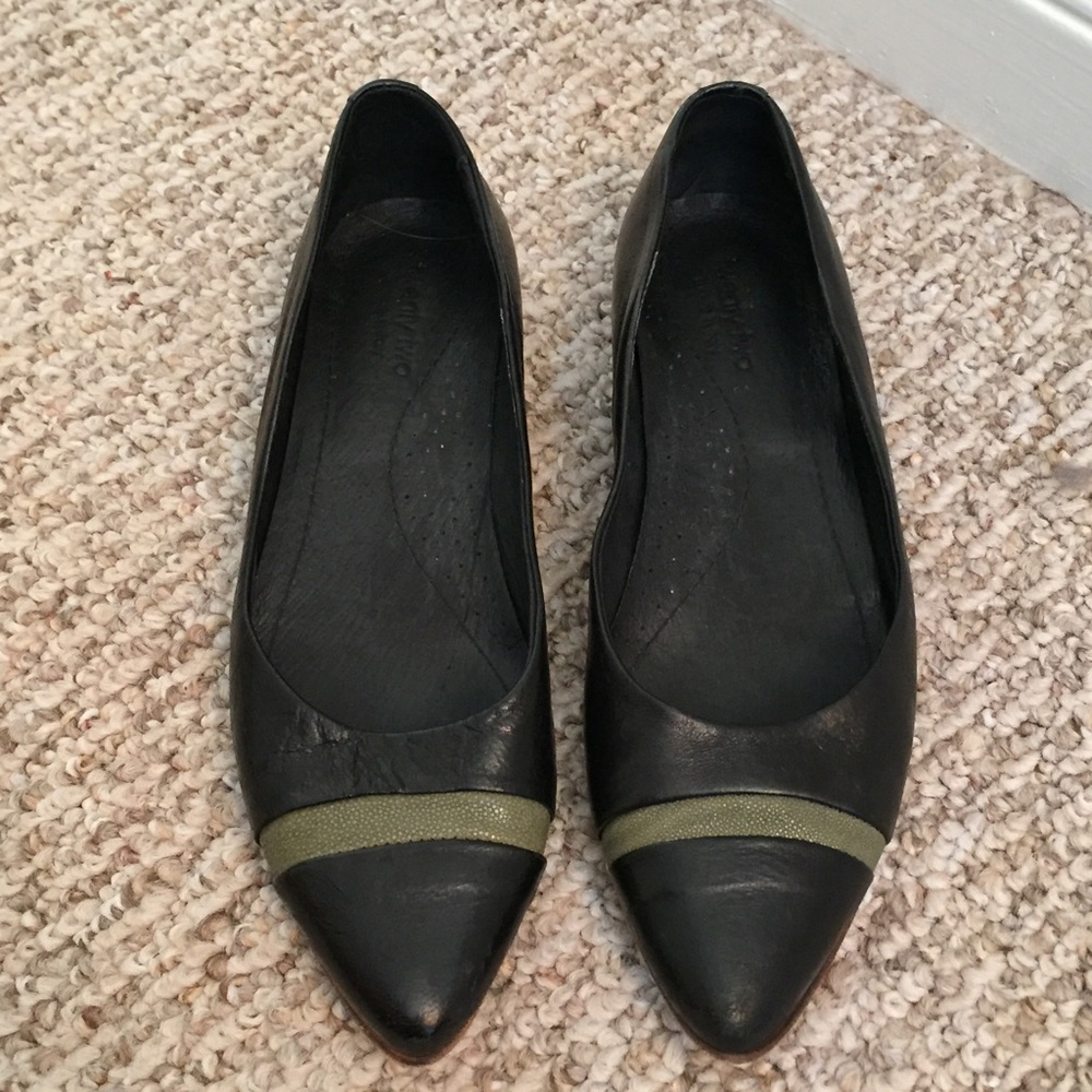 Twenty Two black flats