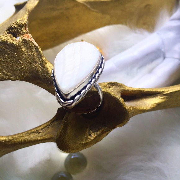 . {MOTHER OF PEARL} Teardrop + Sterling silver - Picture 2 of 8