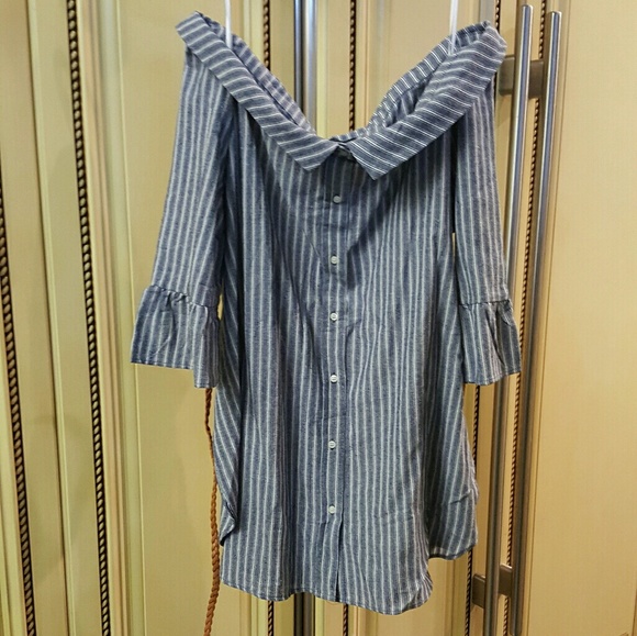 SALE! Off the shoulder top . - Picture 4 of 4