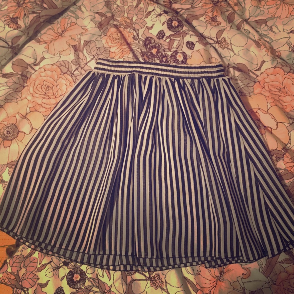 Black & white chiffon skirt