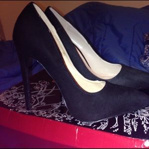 Black faux suede pointy toe pumps