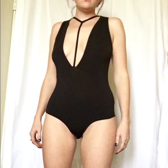 Black Sleeveless Plunge Bodysuit w/ Choker Detail - Picture 3 of 4