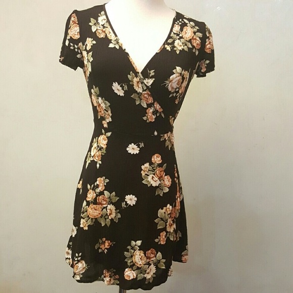 Forever 21 Tops - Floral warp dress