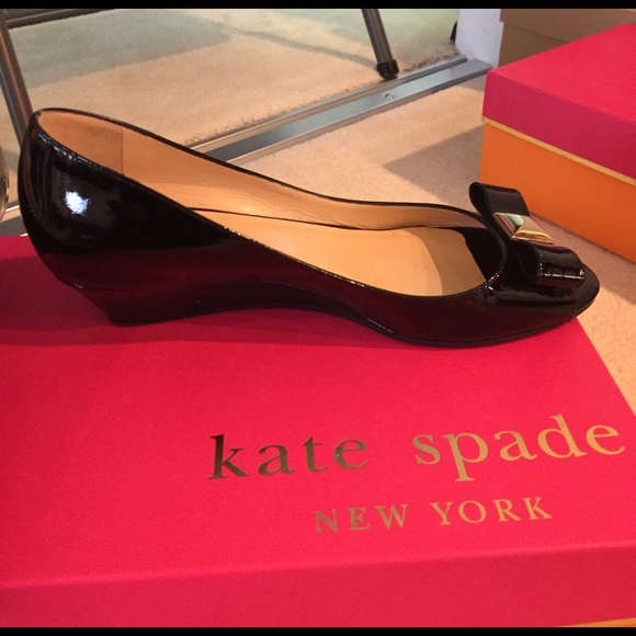 Kate Spade Tenor Black Patent Peep Toe Wedges 6M - Picture 4 of 8