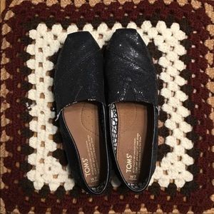 TOMS black glitter slips