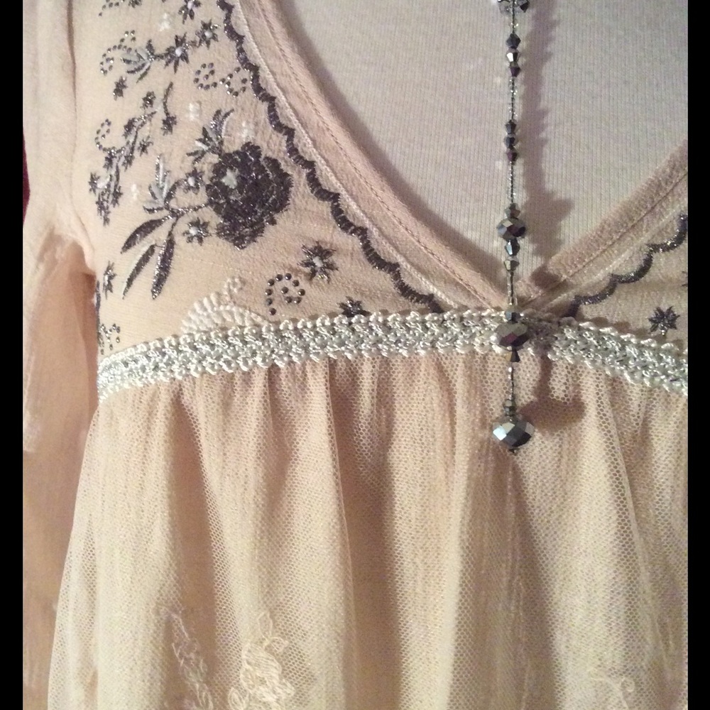 🌷🌷🌷Cute Cream Top w/Lace Overlay - Picture 1 of 8