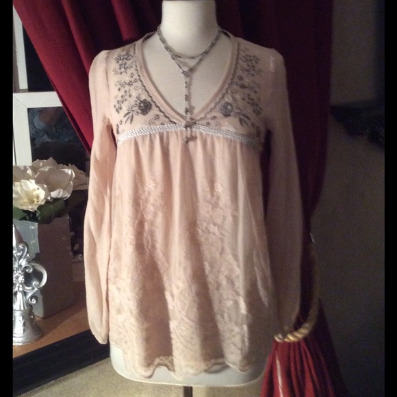 🌷🌷🌷Cute Cream Top w/Lace Overlay - Picture 2 of 8