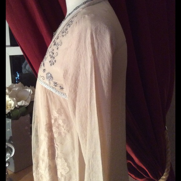🌷🌷🌷Cute Cream Top w/Lace Overlay - Picture 6 of 8