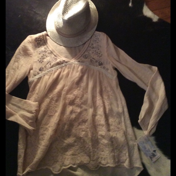 🌷🌷🌷Cute Cream Top w/Lace Overlay - Picture 5 of 8