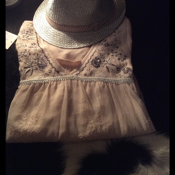 🌷🌷🌷Cute Cream Top w/Lace Overlay - Picture 4 of 8