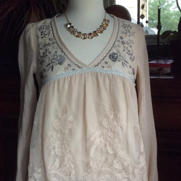 🌷🌷🌷Cute Cream Top w/Lace Overlay - Picture 3 of 8