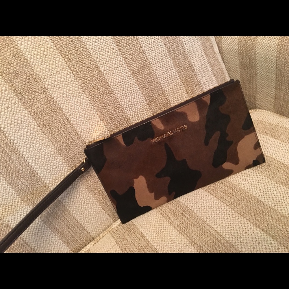 Beautiful Michael Kors bag been used few times.