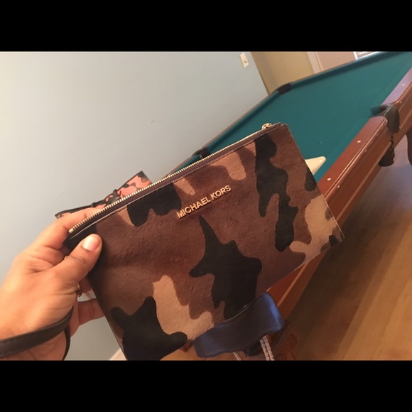 Beautiful Michael Kors bag been used few times. - Picture 3 of 4