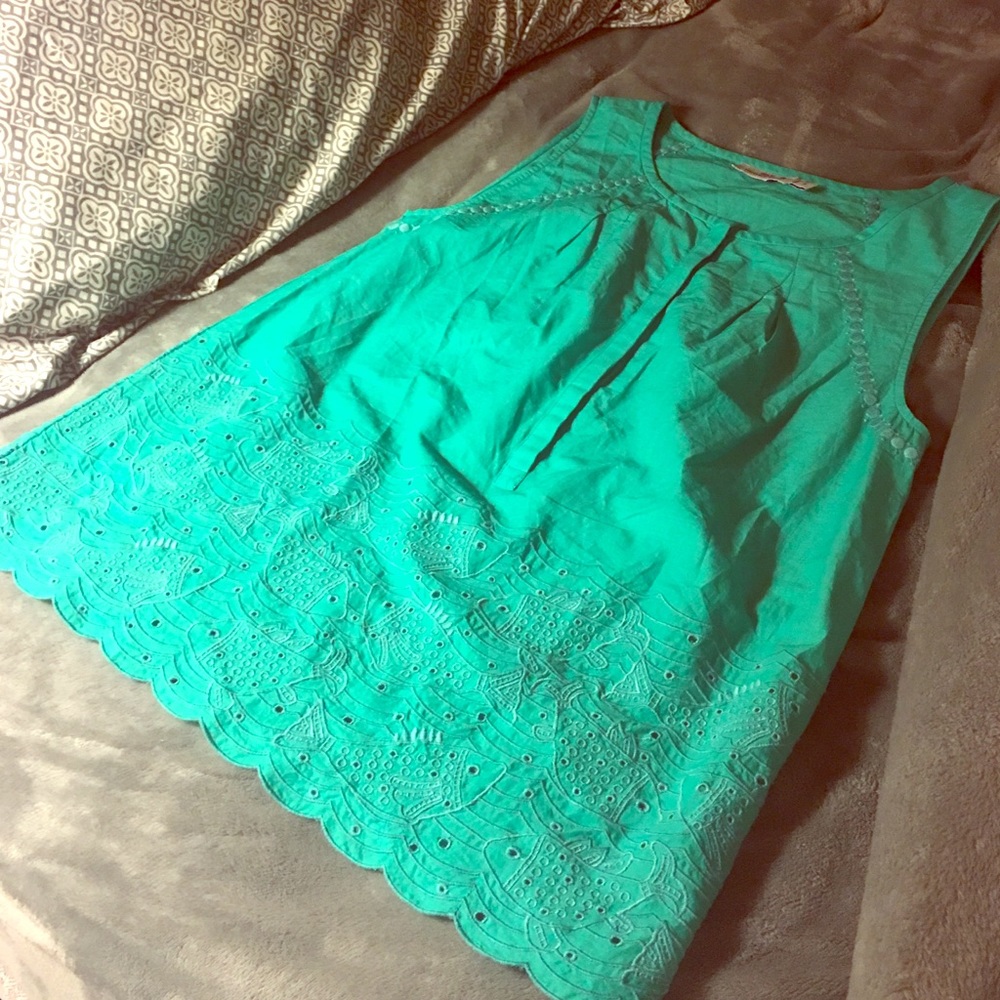 Scalloped bottom team sleevlesss shirt