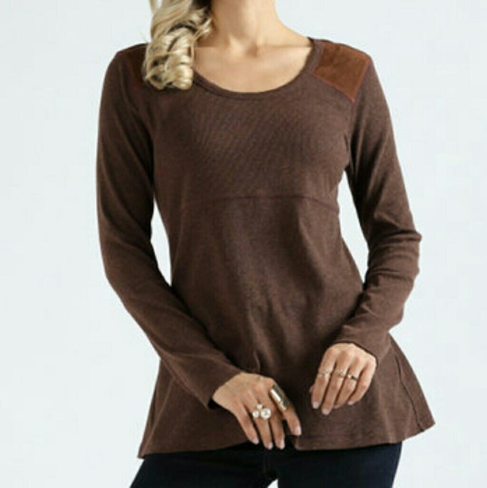 Shoulder contrast top