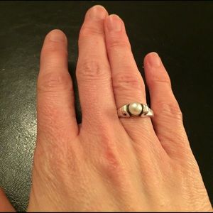 Price drop: Sz.5 James Avery pearl ring
