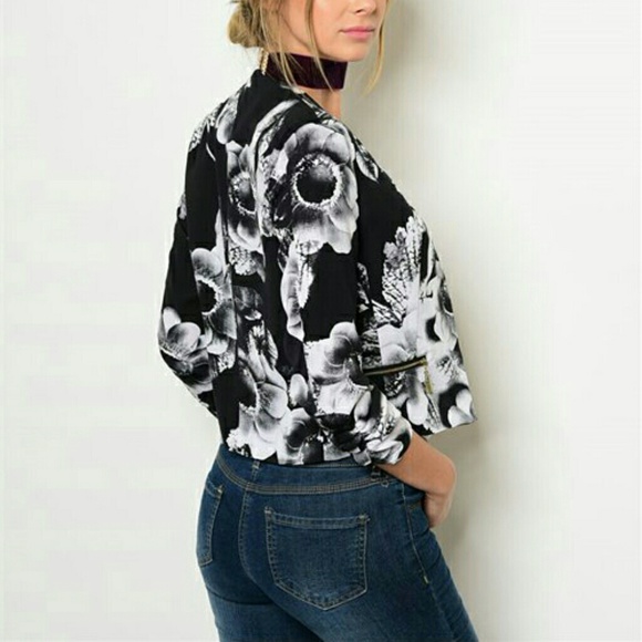 Black floral blazer . - Picture 2 of 7