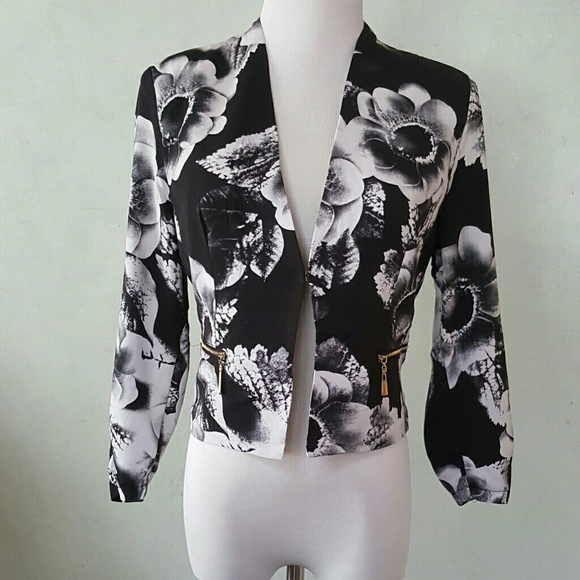 Black floral blazer . - Picture 3 of 7