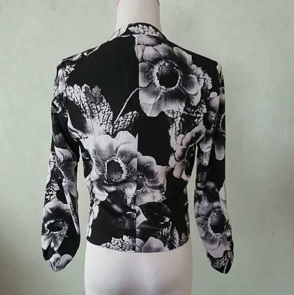 Black floral blazer . - Picture 4 of 7