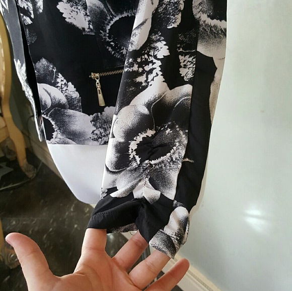 Black floral blazer . - Picture 5 of 7