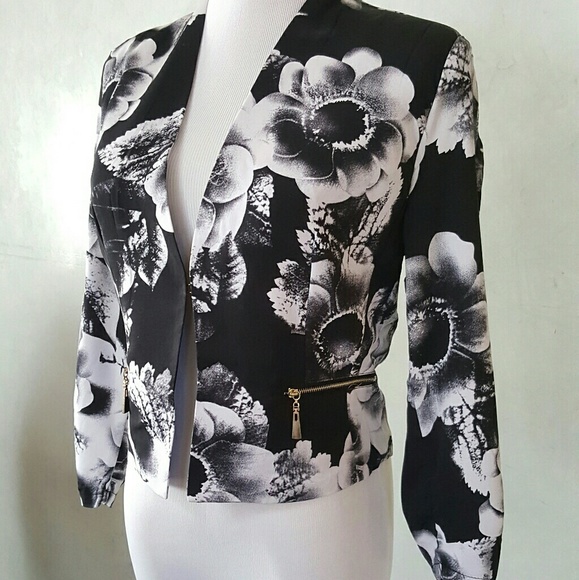 Black floral blazer . - Picture 6 of 7